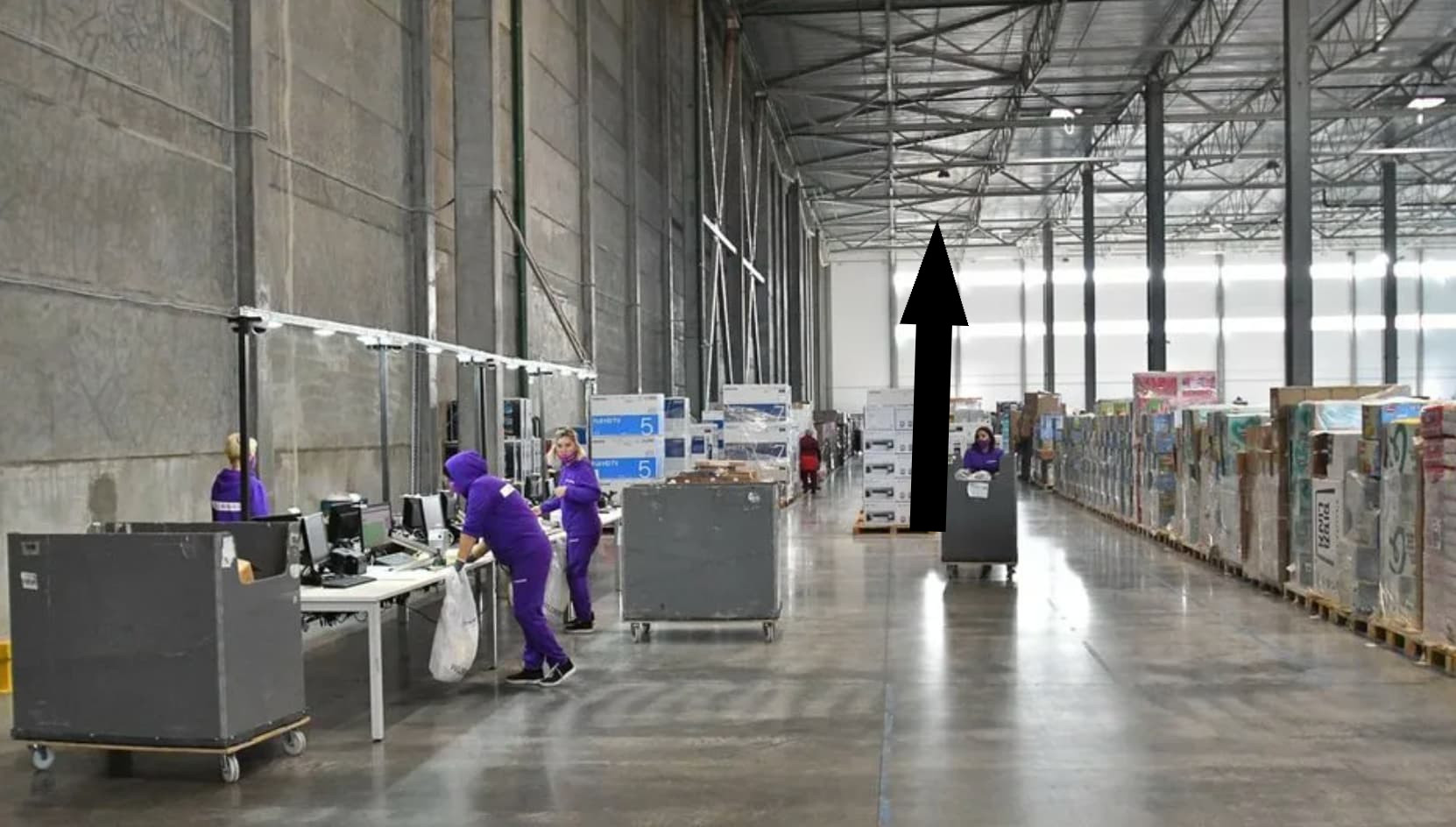 Скандал вокруг Wildberries: что известно о сгоревшем складе и мигрантах